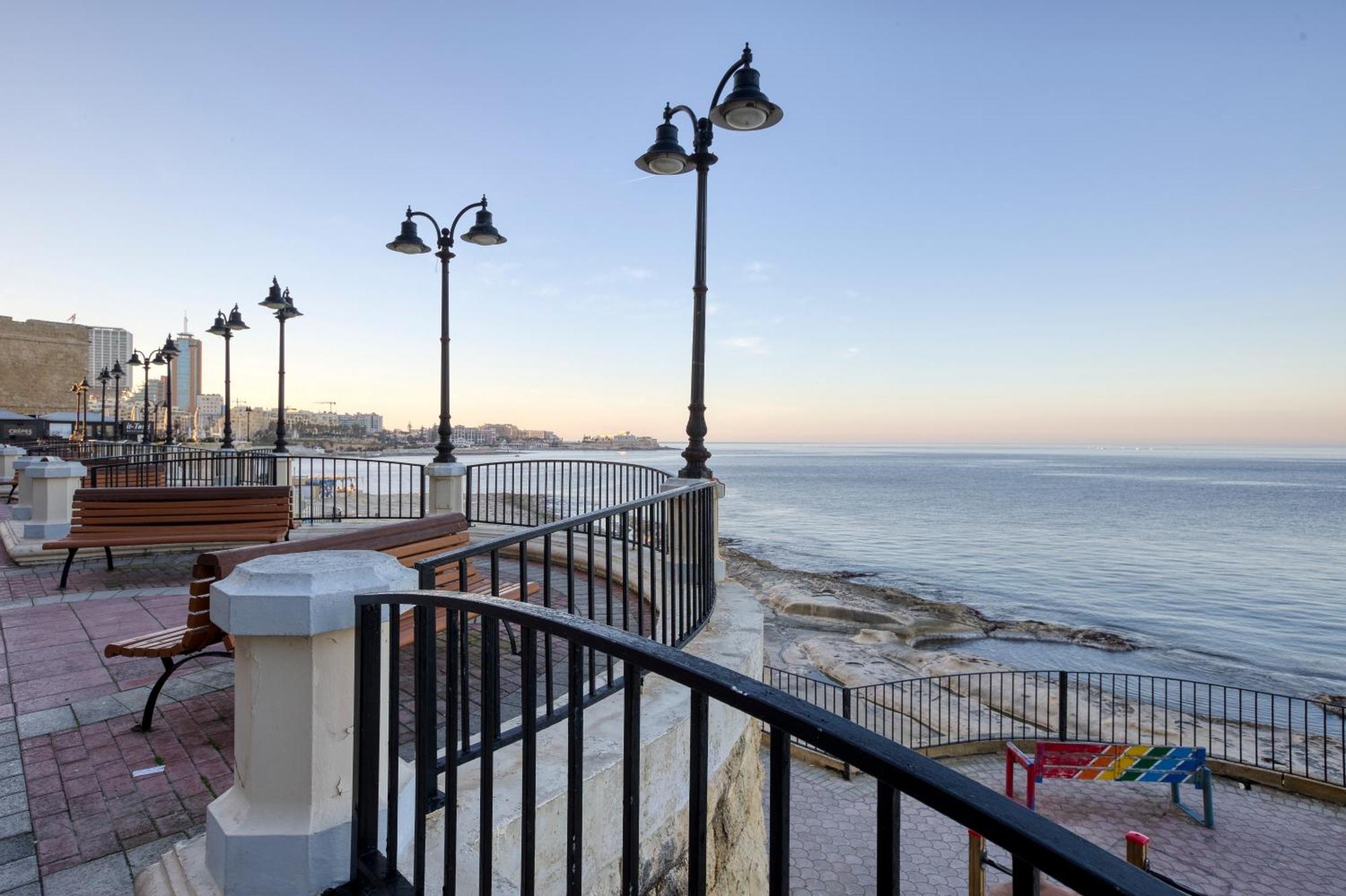Seafront Sliema Apartment With Balcony & Sea Views By Jl Екстер'єр фото