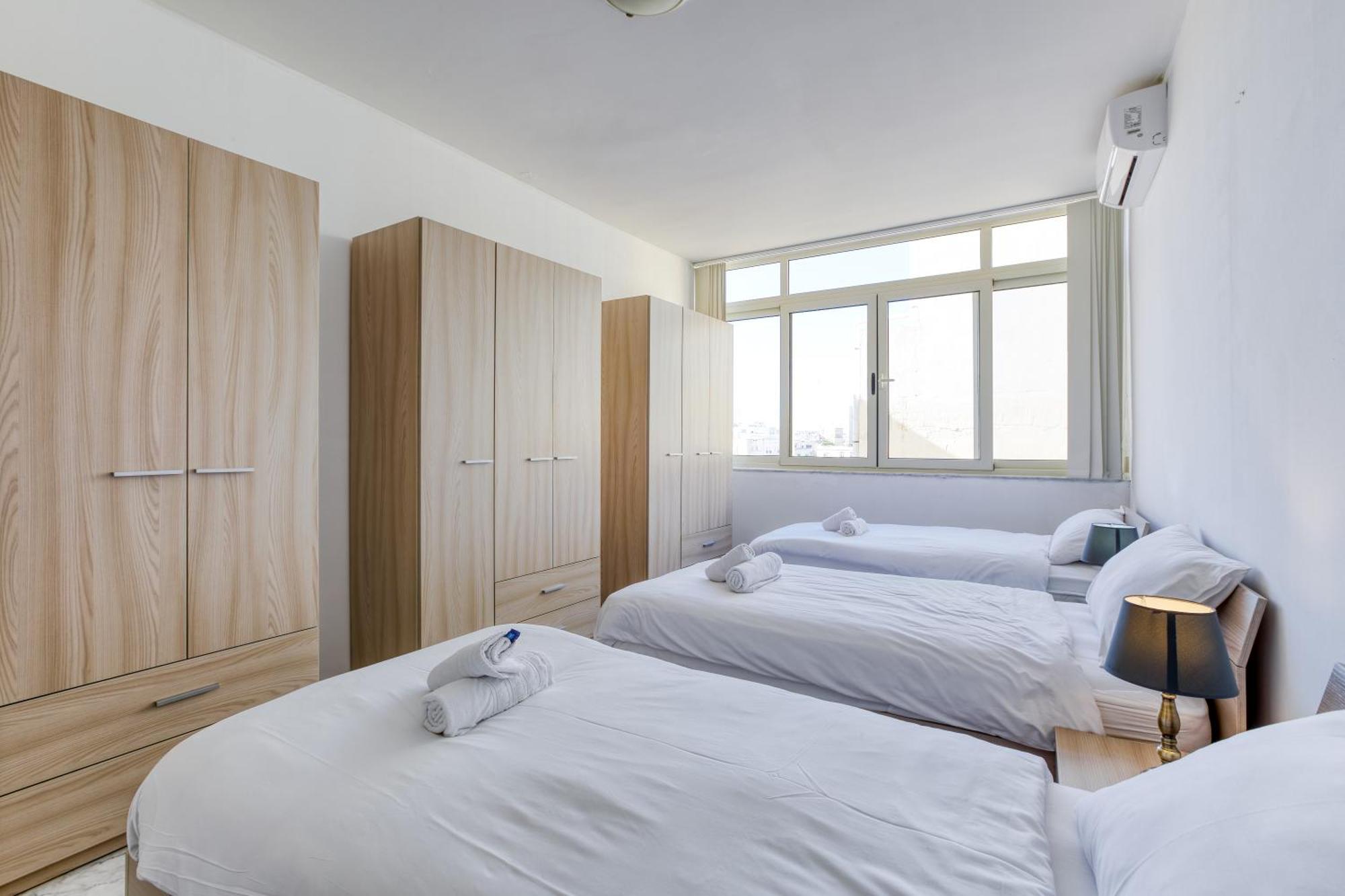 Seafront Sliema Apartment With Balcony & Sea Views By Jl Екстер'єр фото