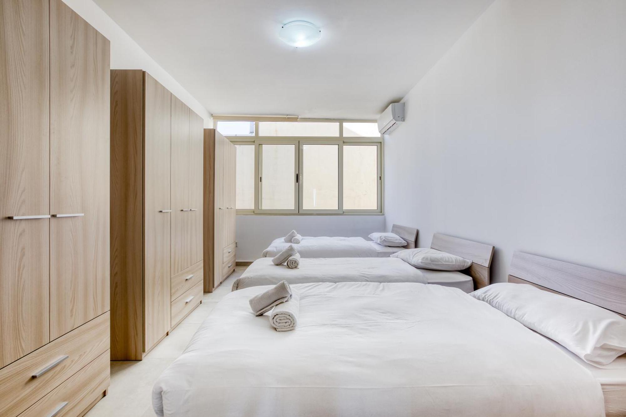Seafront Sliema Apartment With Balcony & Sea Views By Jl Екстер'єр фото